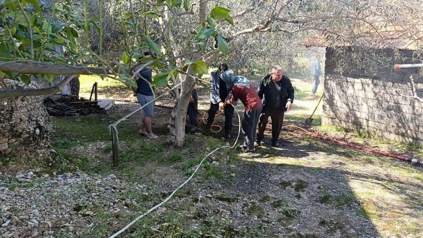Ağaçlık alanda çıkan yangın, ekiplerin hızlı müdahalesiyle söndürüldü