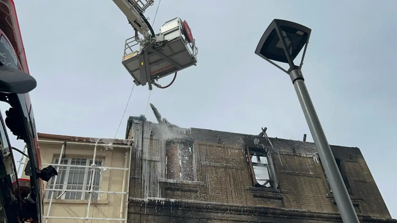 Tarihi çarşıda yangın paniği! Esnaf ve vatandaşlar zor anlar yaşadı