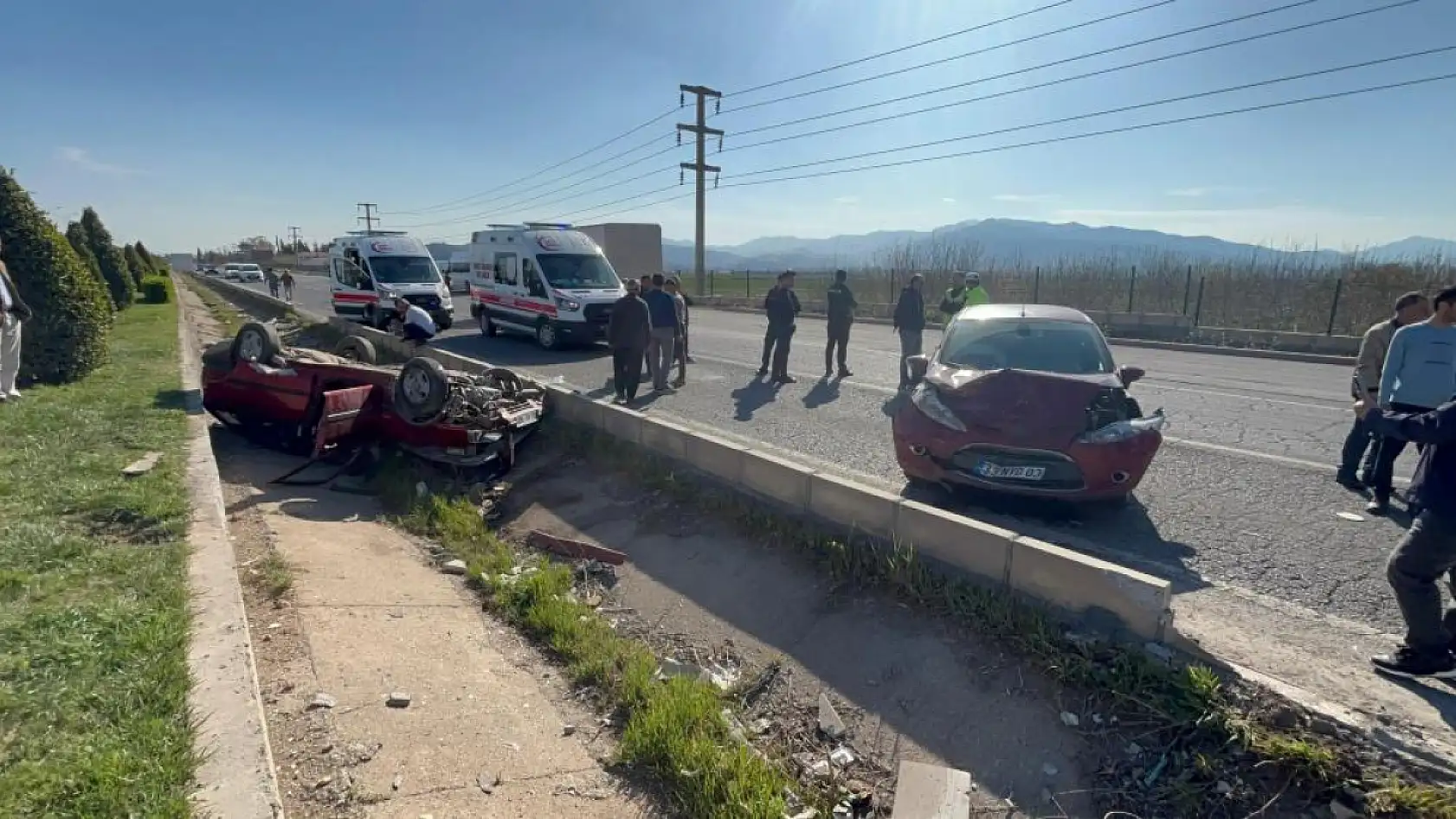 İki otomobil kafa kafaya çarpıştı: 1'i ağır 6 yaralı