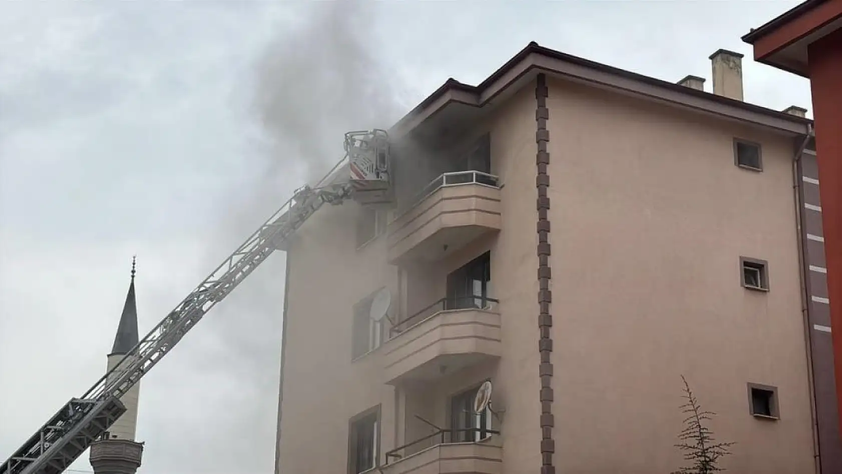 Bulaşık makinesinden çıkan yangın apartmanda korku dolu anlar yarattı