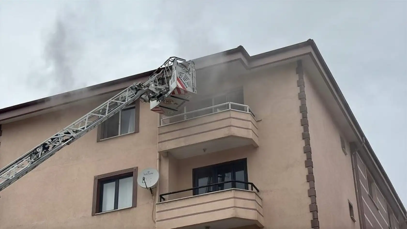 Bulaşık makinesinden çıkan yangın apartmanda korku dolu anlar yarattı