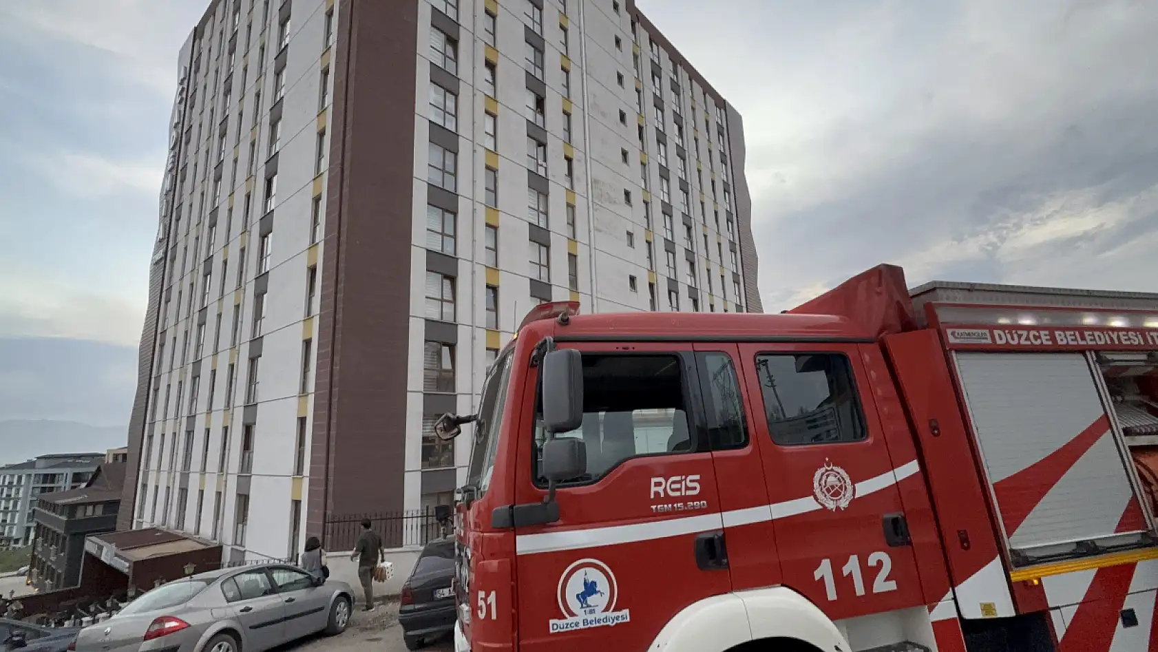 15 katlı binanın çatısına çıkan gençler ekipleri harekete geçirdi, gerçek bambaşka çıktı
