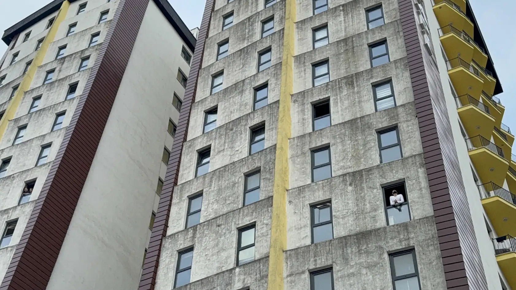 15 katlı binanın çatısına çıkan gençler ekipleri harekete geçirdi, gerçek bambaşka çıktı