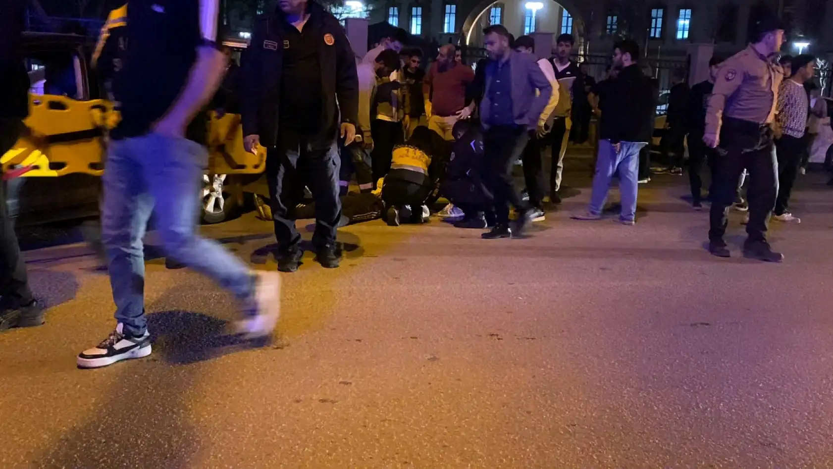 Ehliyetsiz sürücü dehşet saçtı: 4 araca çarparak durdu