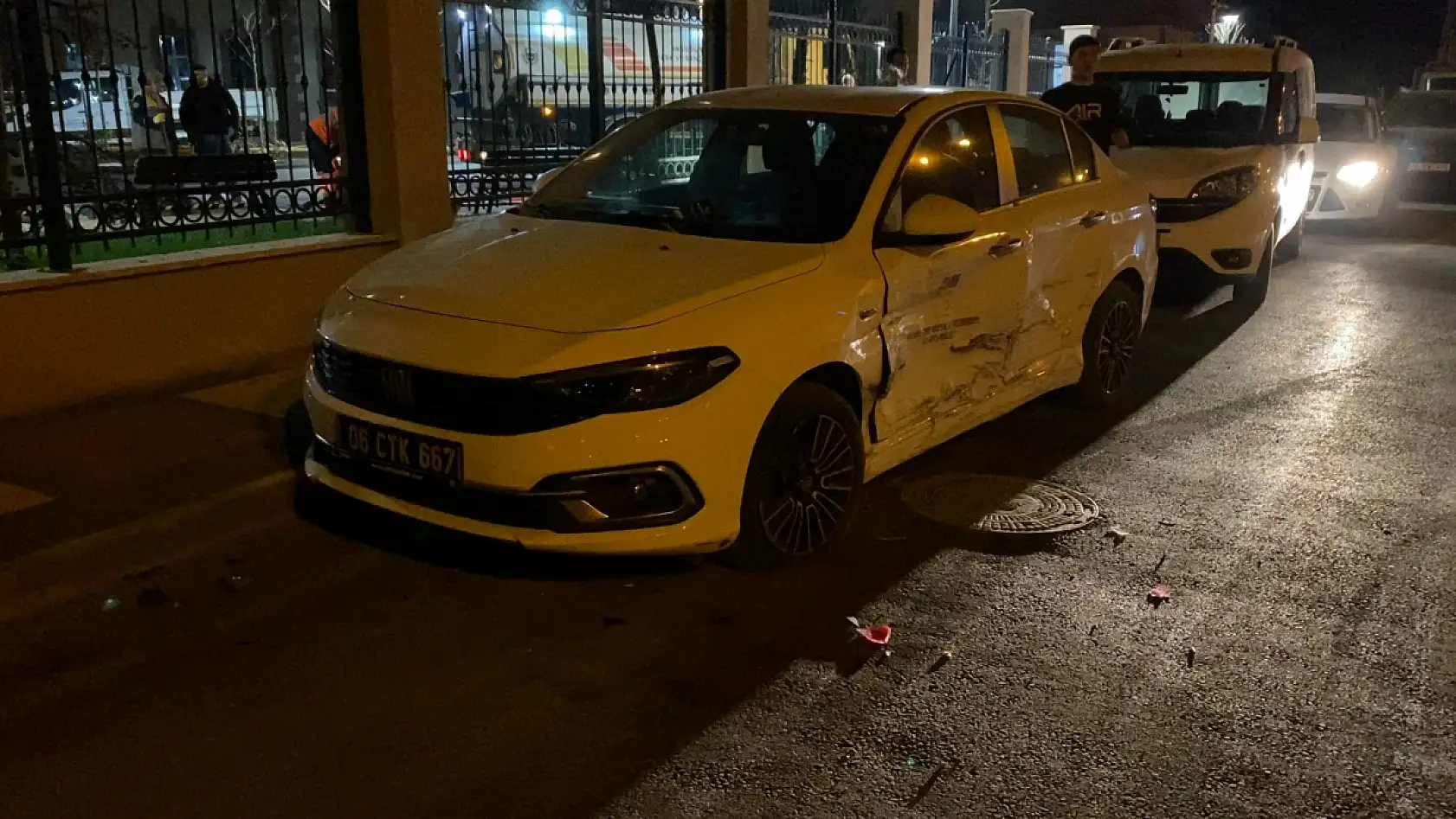 Ehliyetsiz sürücü dehşet saçtı: 4 araca çarparak durdu