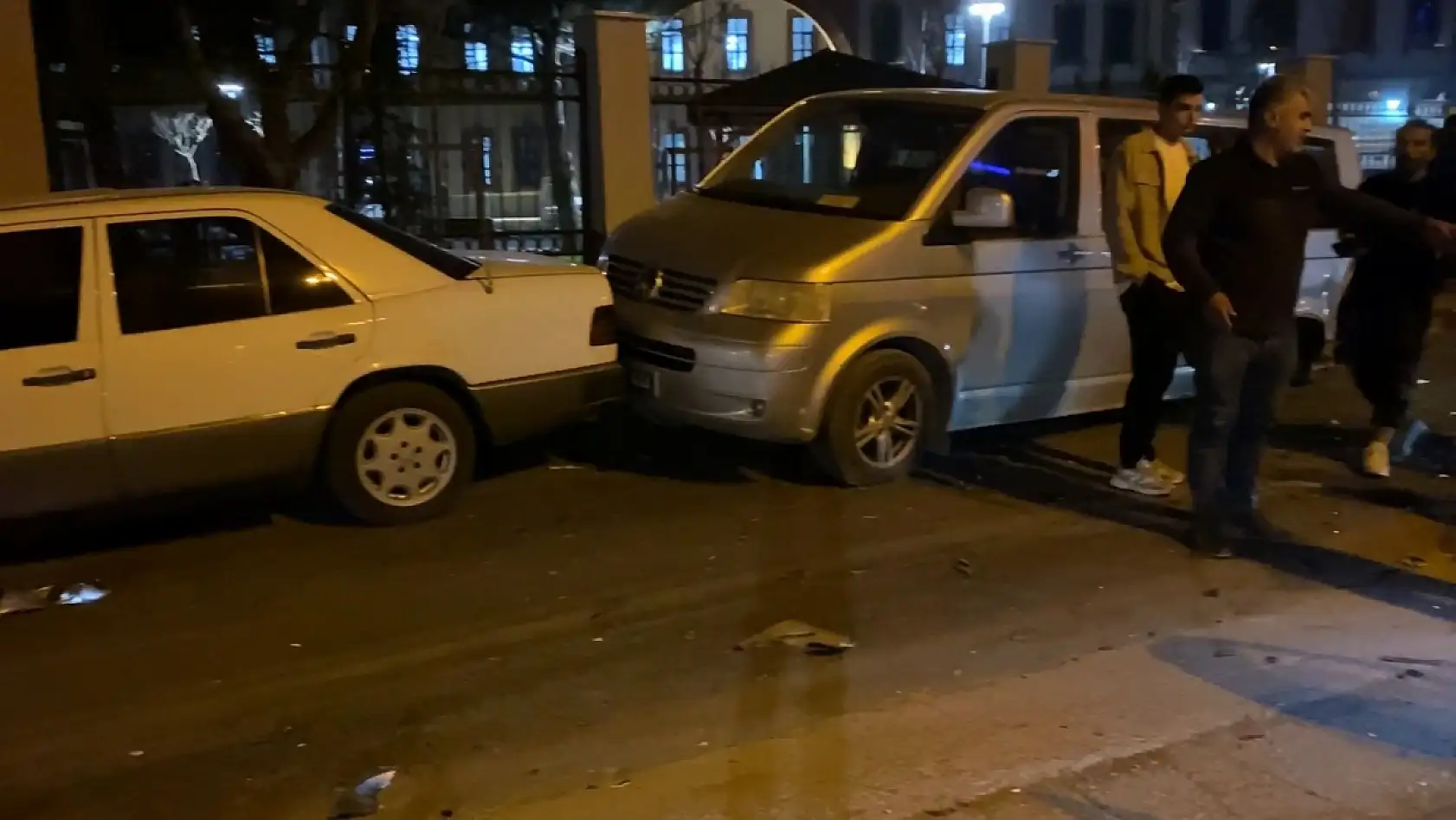 Ehliyetsiz sürücü dehşet saçtı: 4 araca çarparak durdu