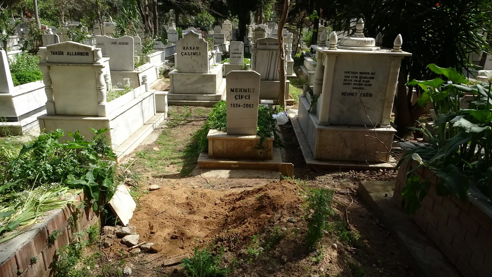 Annesinin mezarında 'rüzgar gülü' görünce şüphelendi, toprağı kazınca dehşete düştü