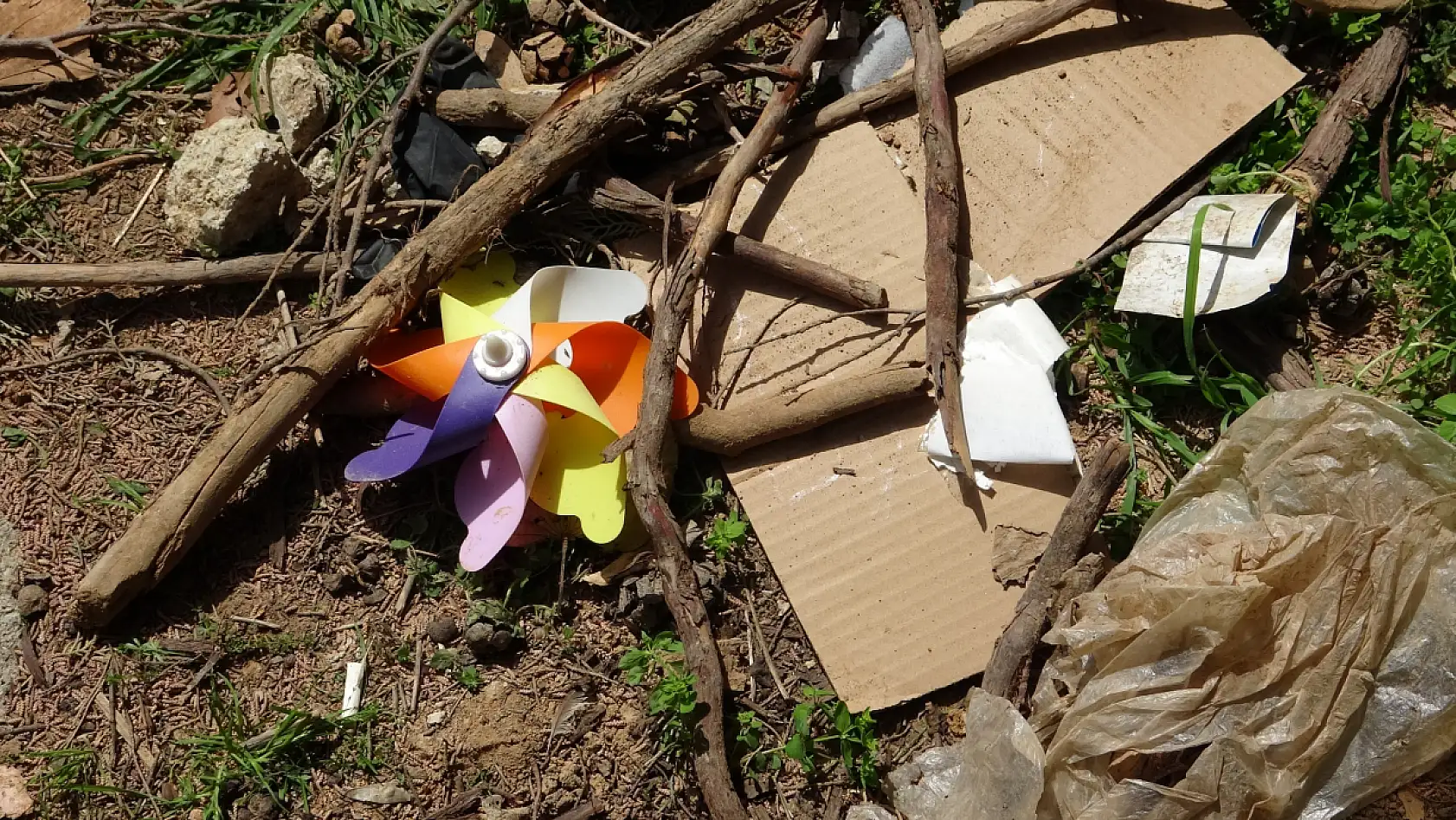 Annesinin mezarında 'rüzgar gülü' görünce şüphelendi, toprağı kazınca dehşete düştü