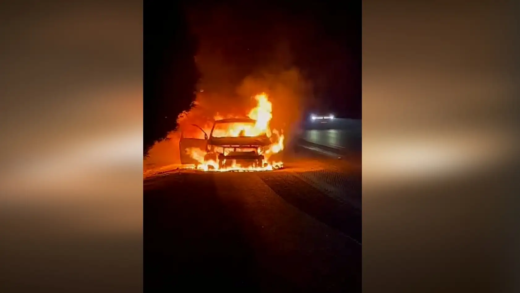 Korkutan yangın! Araç yandı, alevler ormana sıçradı