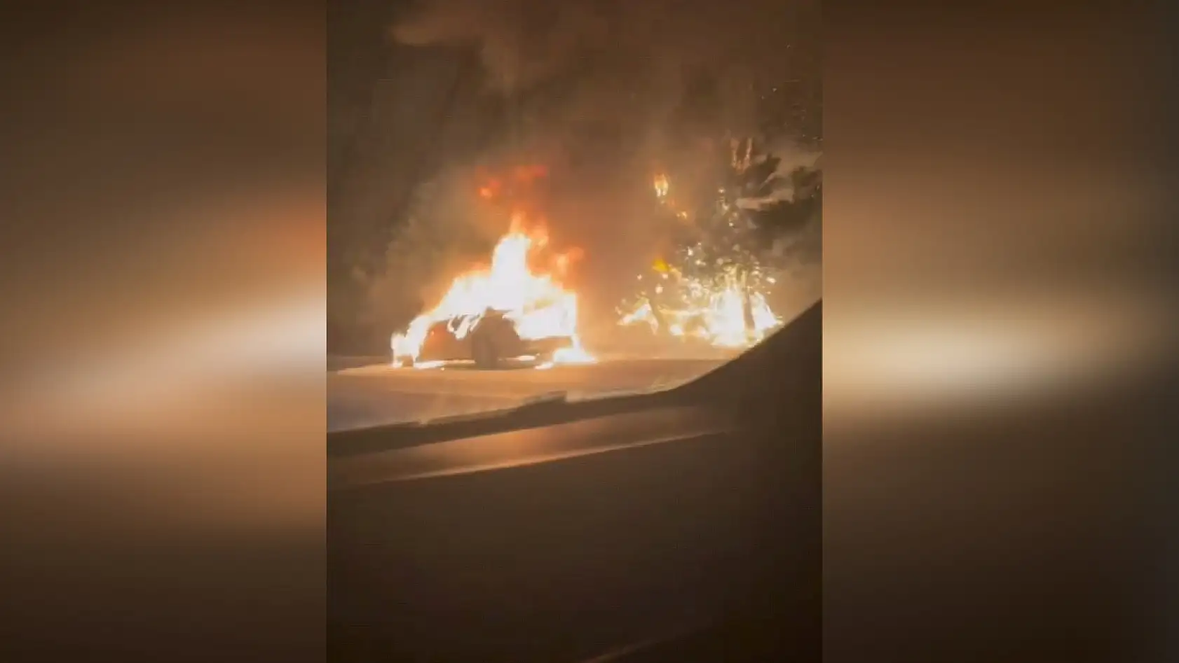 Korkutan yangın! Araç yandı, alevler ormana sıçradı