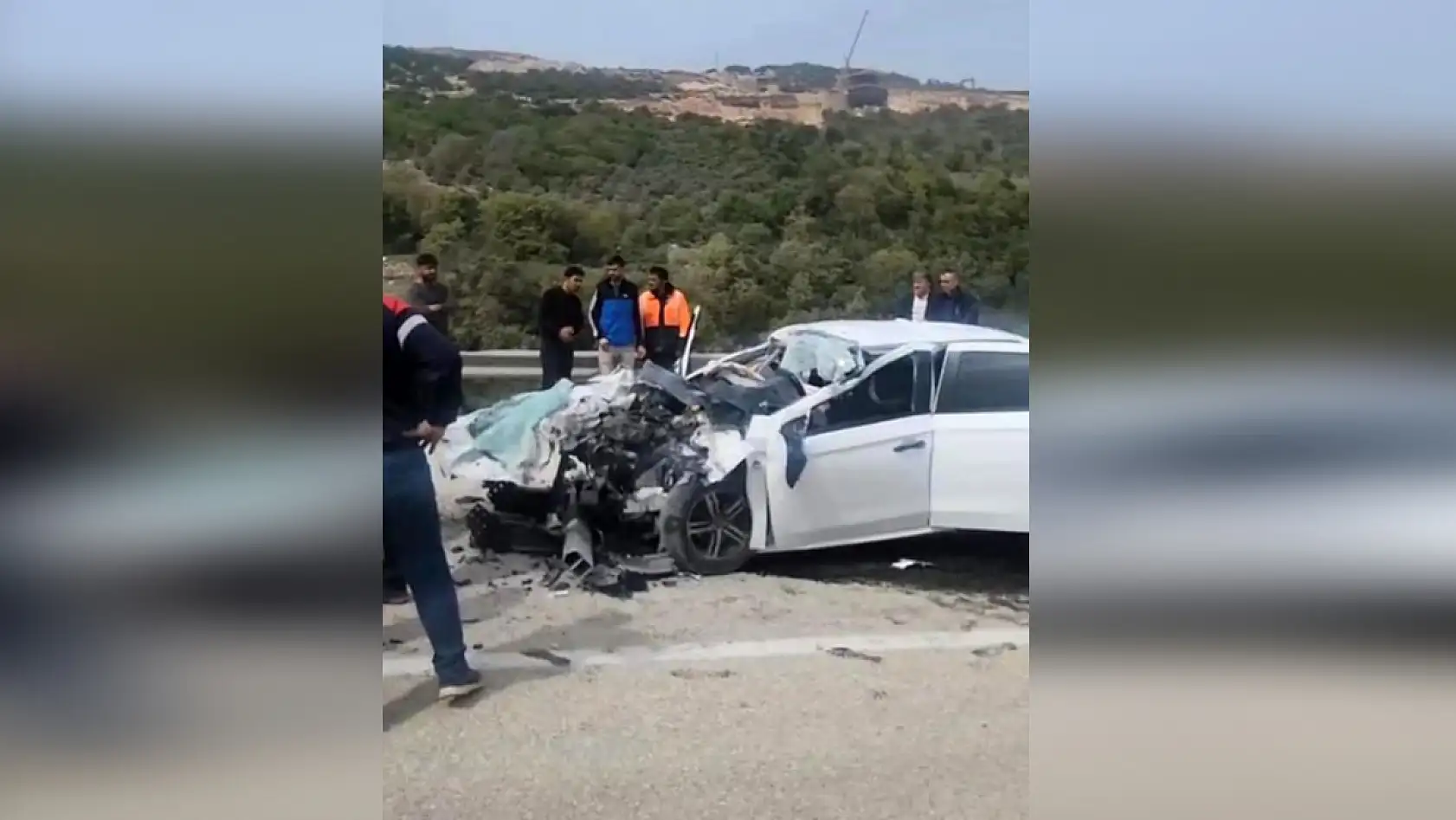 Otomobil hafriyat kamyonuna ok gibi saplandı, 1 ölü