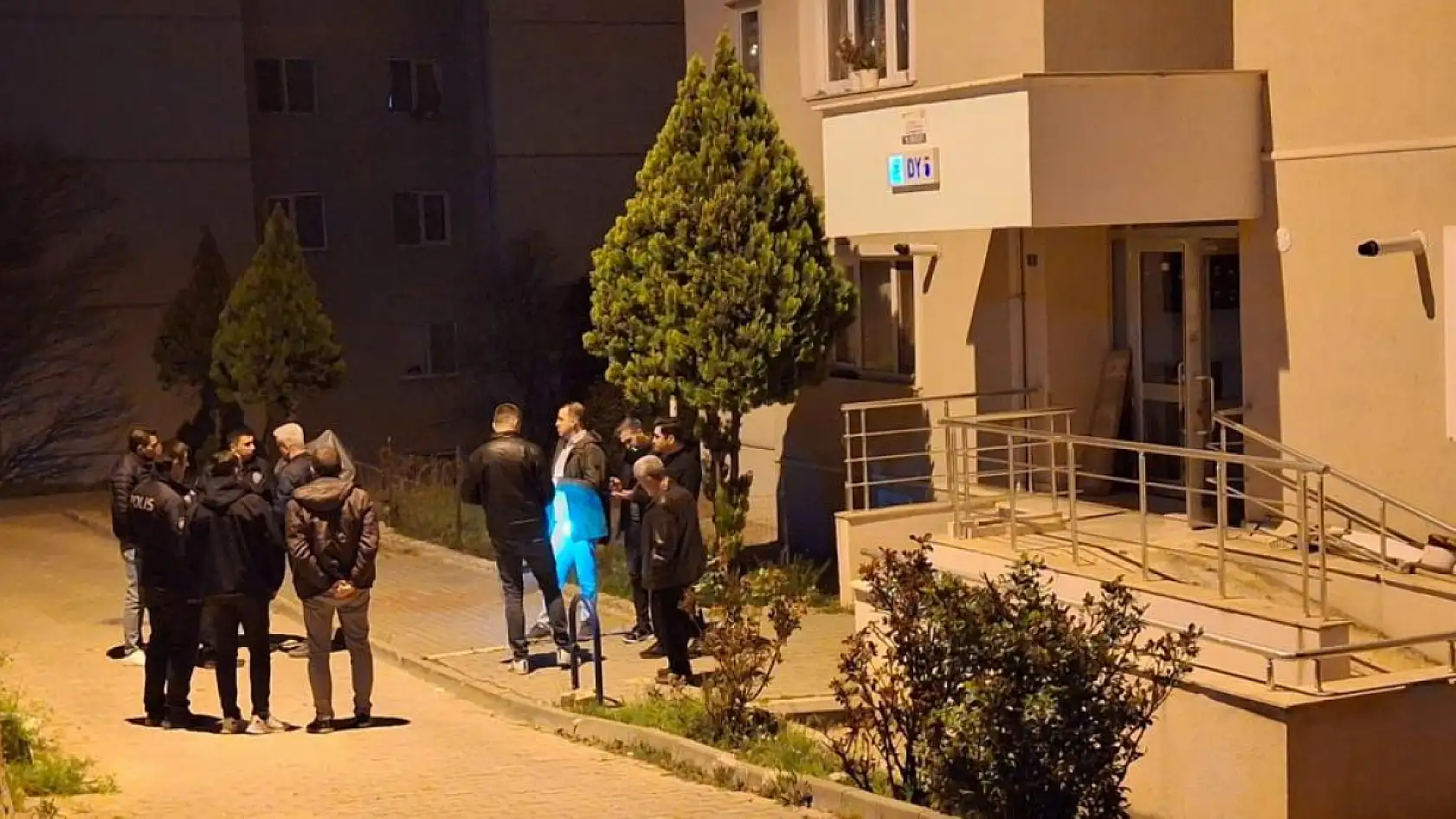Cinnet getiren yaşlı adam, apartmanda rastgele ateş açtı