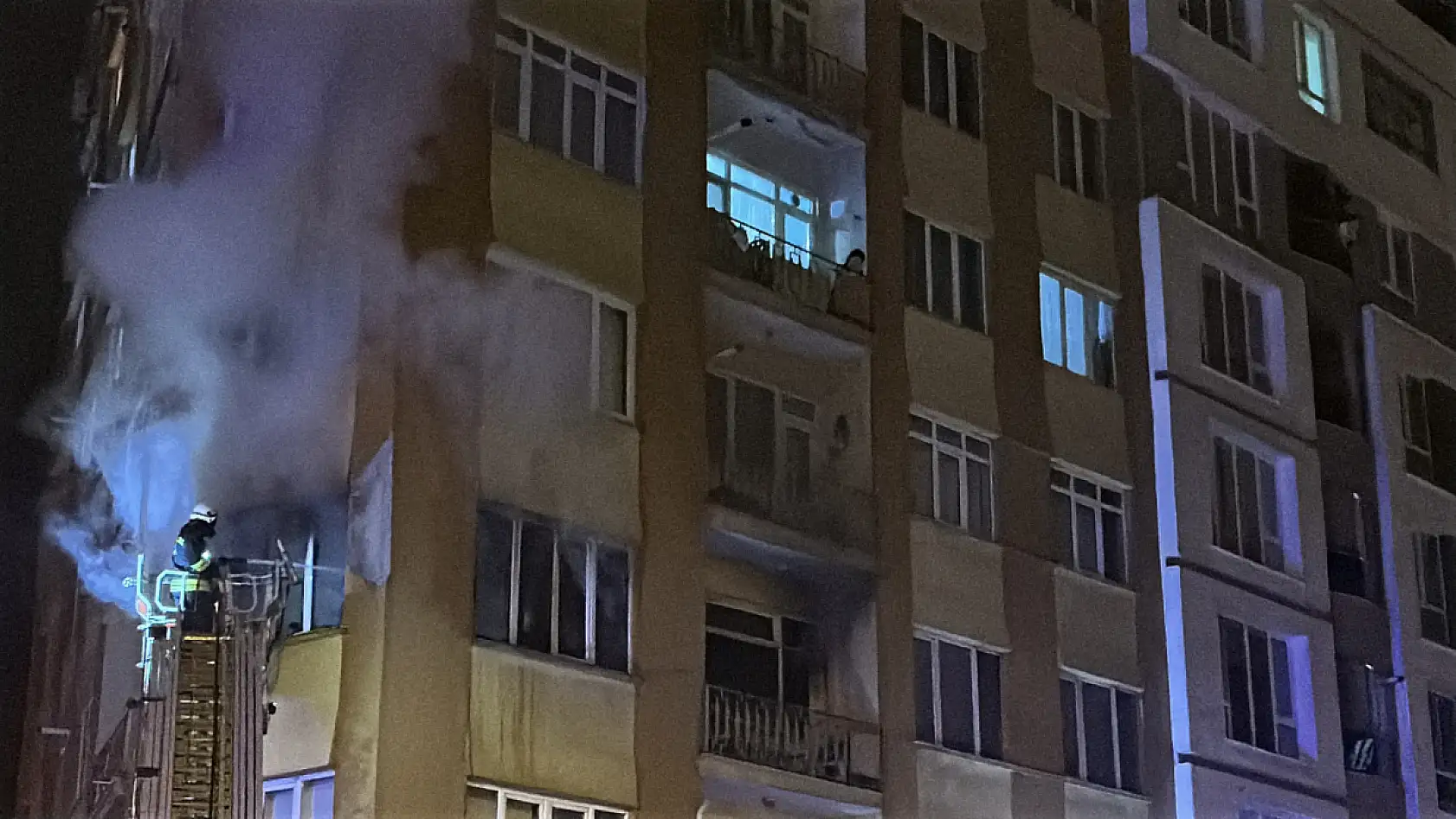 Ağzındaki sigarayla uyuyakalınca evi alev aldı, komşuları yangını üst kattan izledi