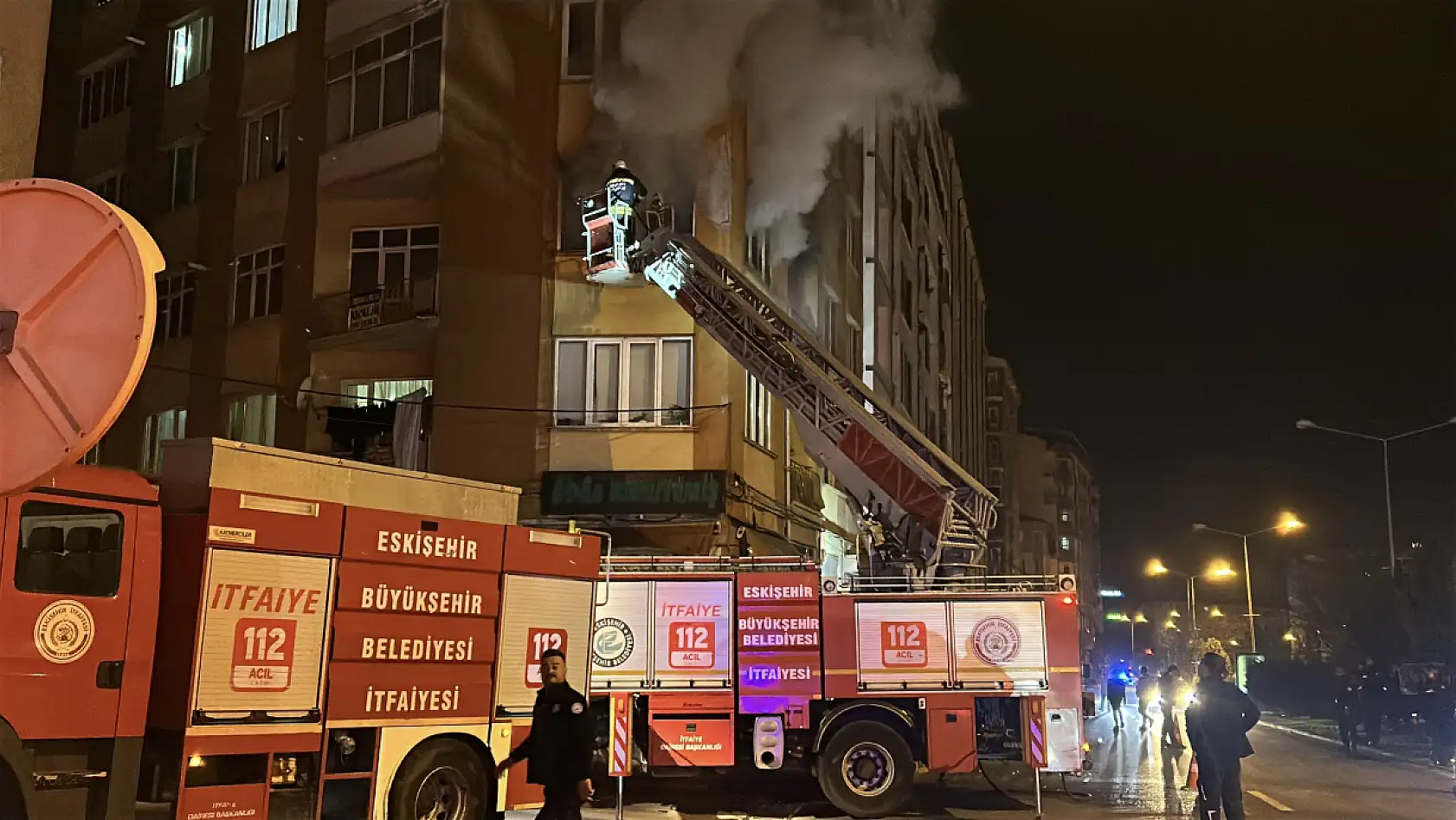 Ağzındaki sigarayla uyuyakalınca evi alev aldı, komşuları yangını üst kattan izledi
