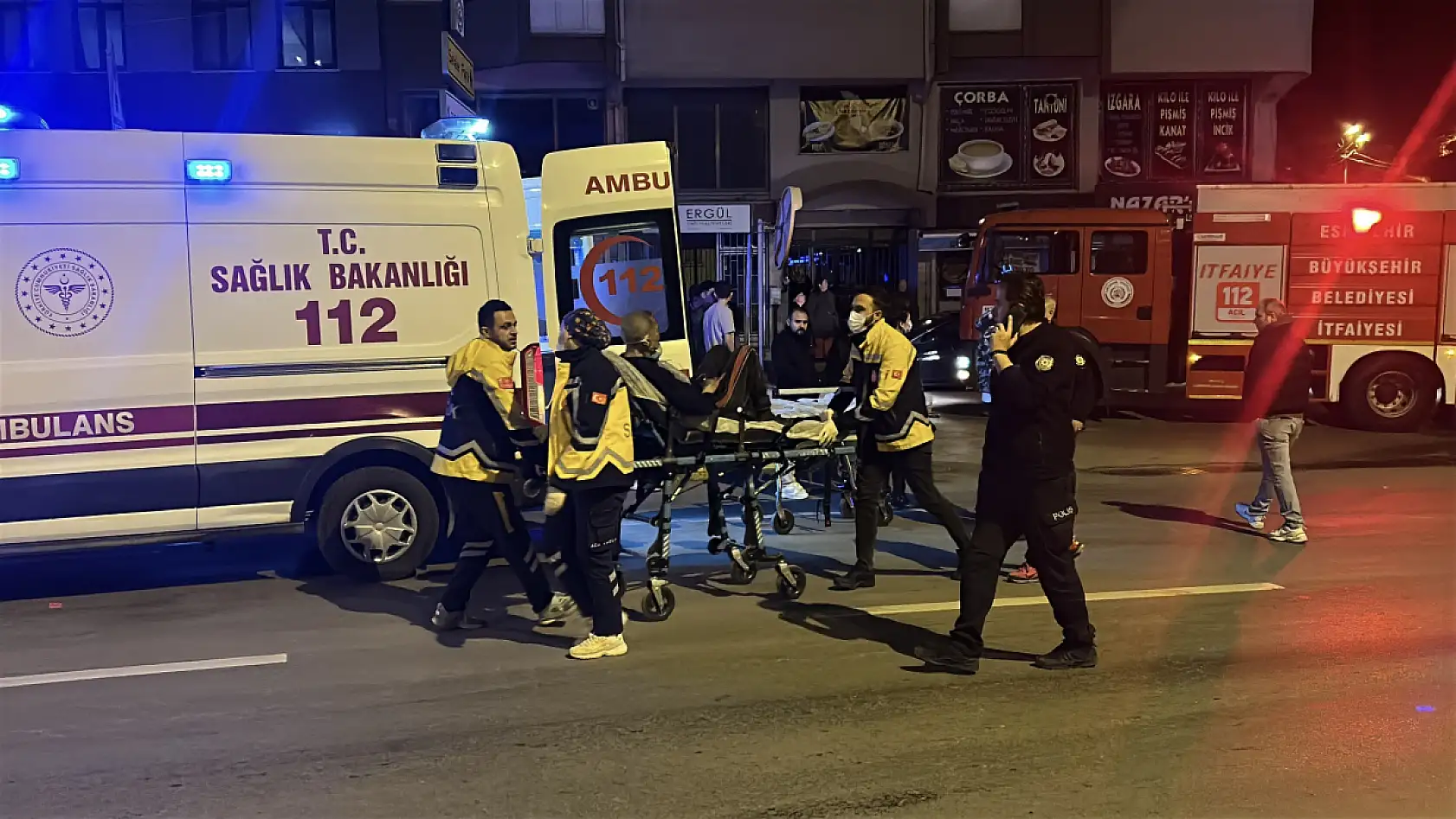 Ağzındaki sigarayla uyuyakalınca evi alev aldı, komşuları yangını üst kattan izledi