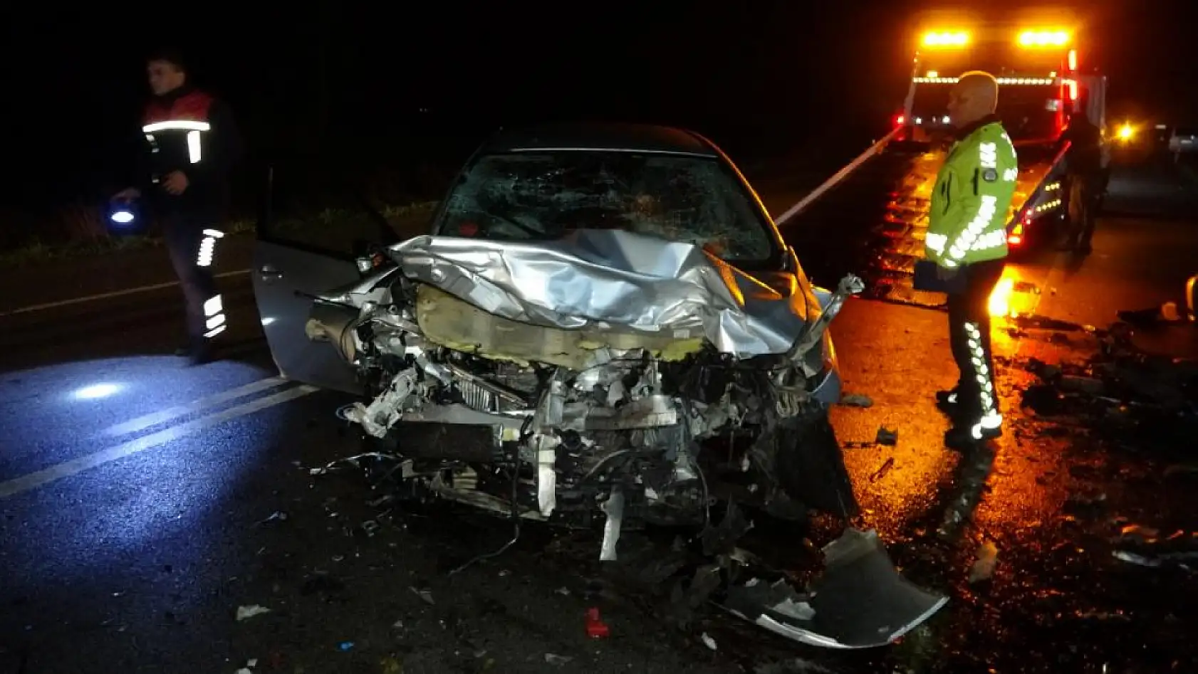 Bayramın 2'nci günü feci kaza... İki otomobil kafa kafaya çarpıştı: 3 ölü, 1 yaralı