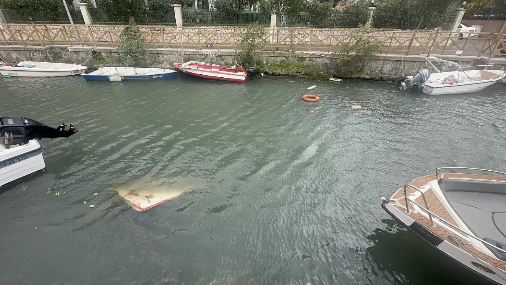 Marmaris'te fırtına etkili oldu: Tekneler kıyıya vurdu, çatılar çöktü