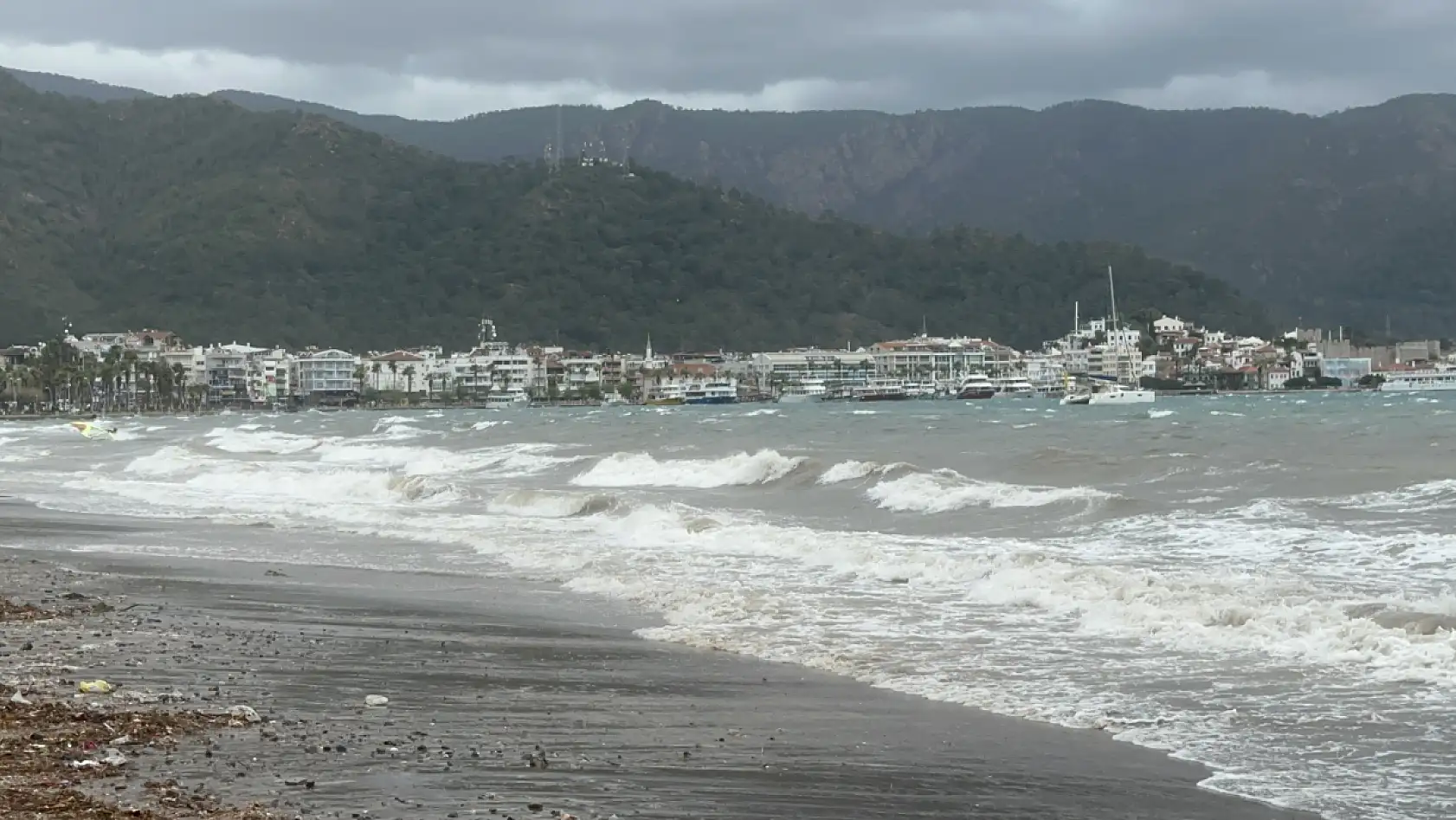 Marmaris'te fırtına etkili oldu: Tekneler kıyıya vurdu, çatılar çöktü