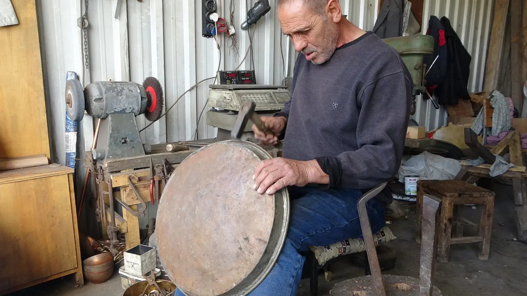 55 yıllık kalaycı ustası zamana direniyor