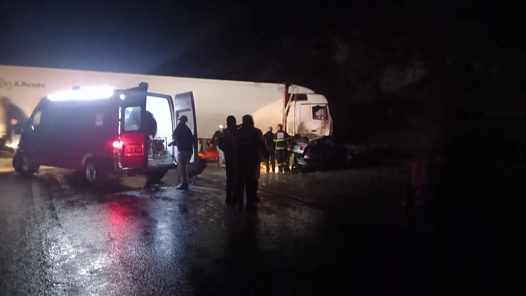 Tır, otomobilin üzerine devrildi: 1 ölü, 1 yaralı