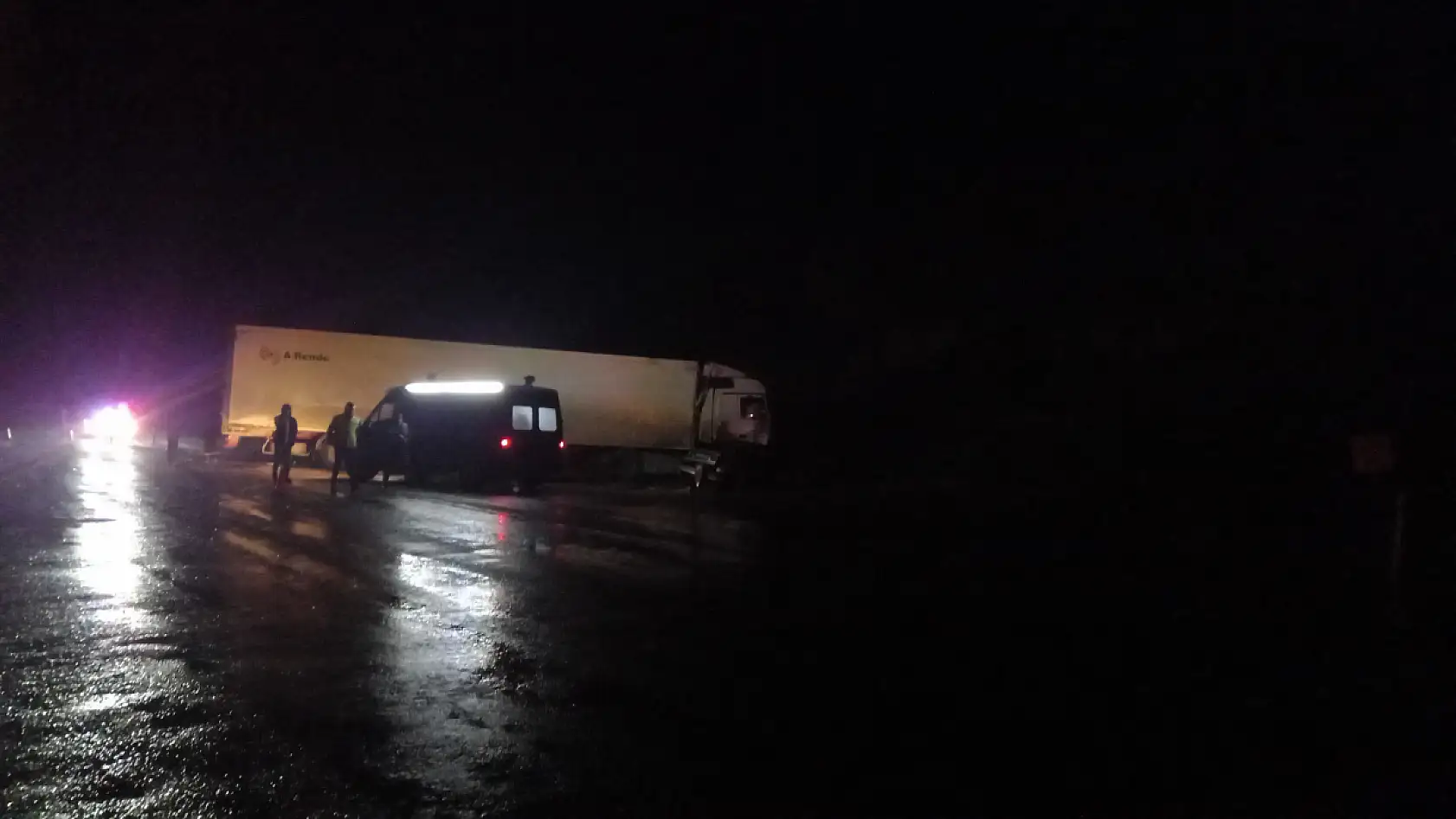 Tır, otomobilin üzerine devrildi: 1 ölü, 1 yaralı