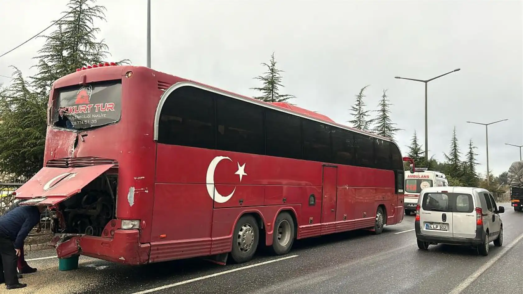 Uşak-İzmir yolunda kaza: İşçi servisi kazasında 1'i sürücü 20 yaralı