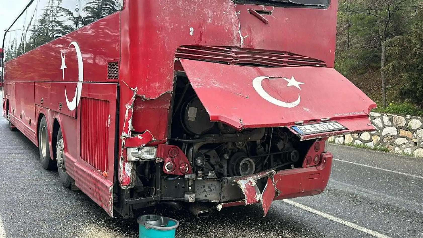 Uşak-İzmir yolunda kaza: İşçi servisi kazasında 1'i sürücü 20 yaralı