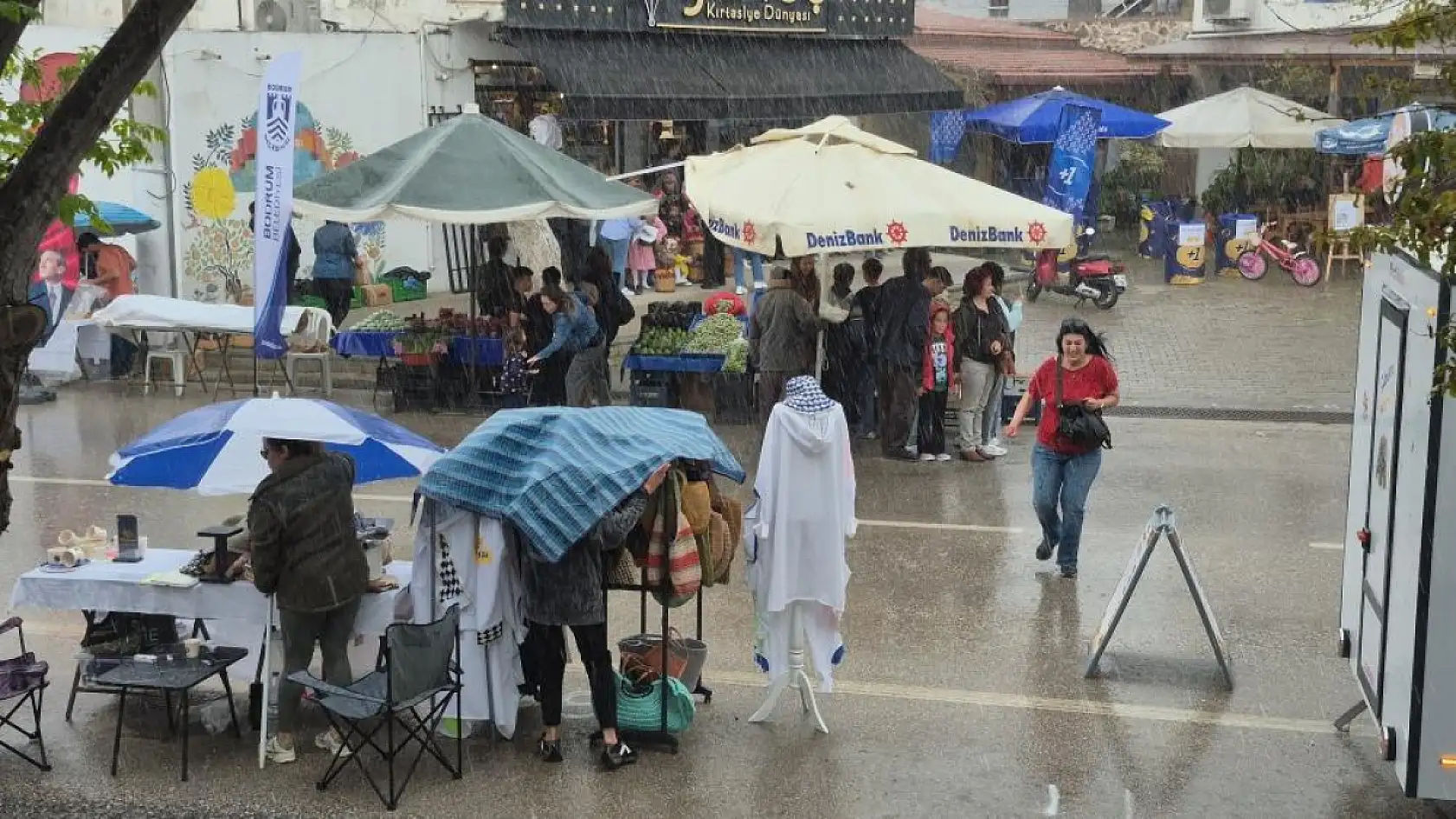 Bodrum'da yağmur altında festival