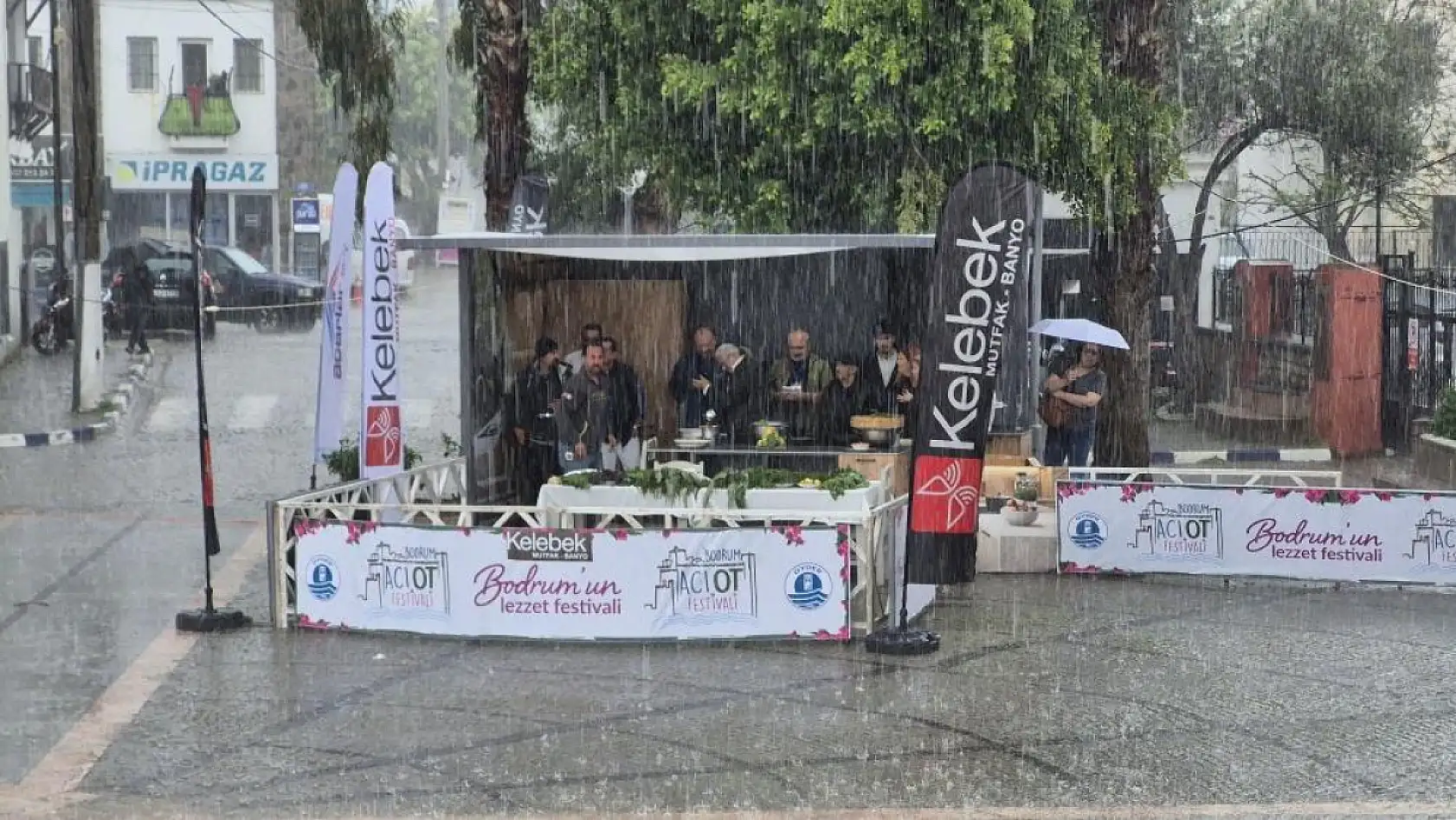 Bodrum'da yağmur altında festival