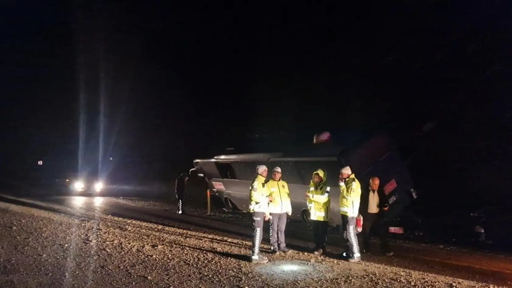 Karnavaldan dönen vatandaşları taşıyan otobüs yan yattı: 23 yaralı