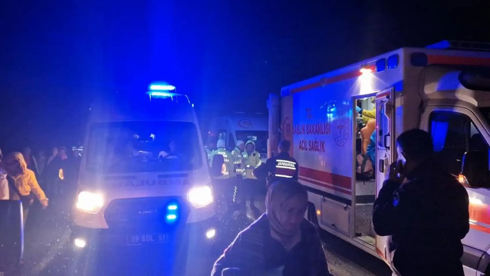 Karnavaldan dönen vatandaşları taşıyan otobüs yan yattı: 23 yaralı