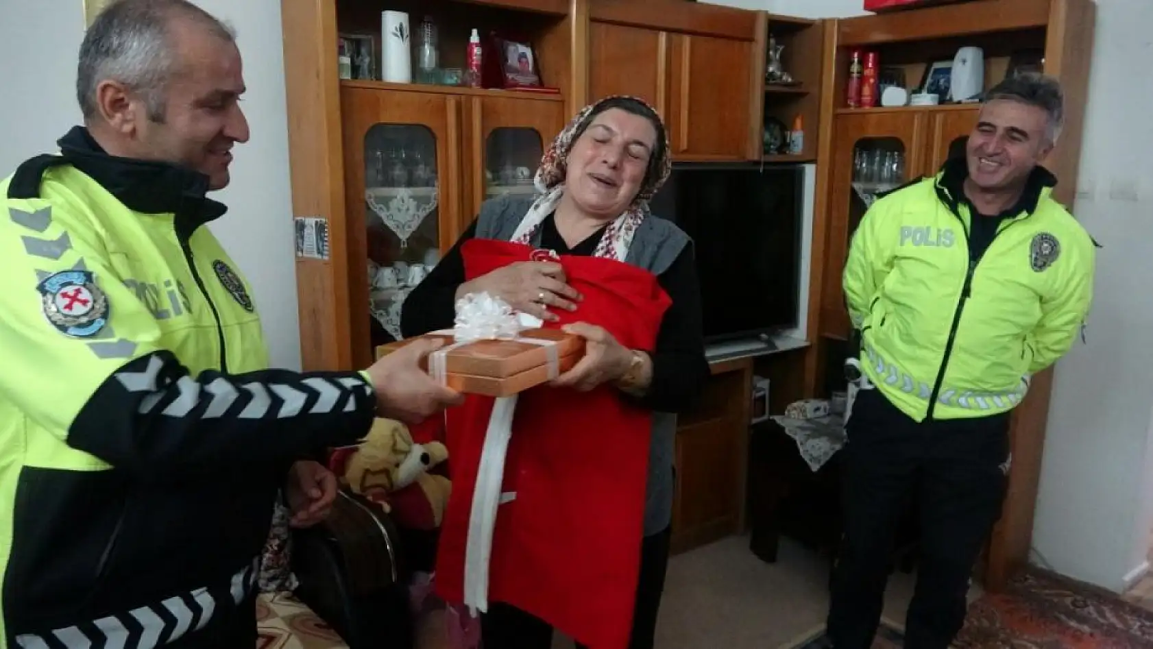 Polis helikopterine bayrak sallayan Muğlalı Ayşe teyze: 'Ağlaya ağlaya içeri girdim, çok duygulandım'