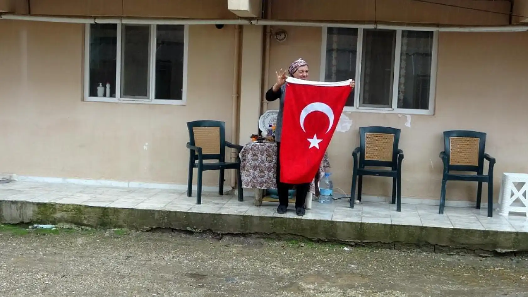 Polis helikopterine bayrak sallayan Muğlalı Ayşe teyze: 'Ağlaya ağlaya içeri girdim, çok duygulandım'