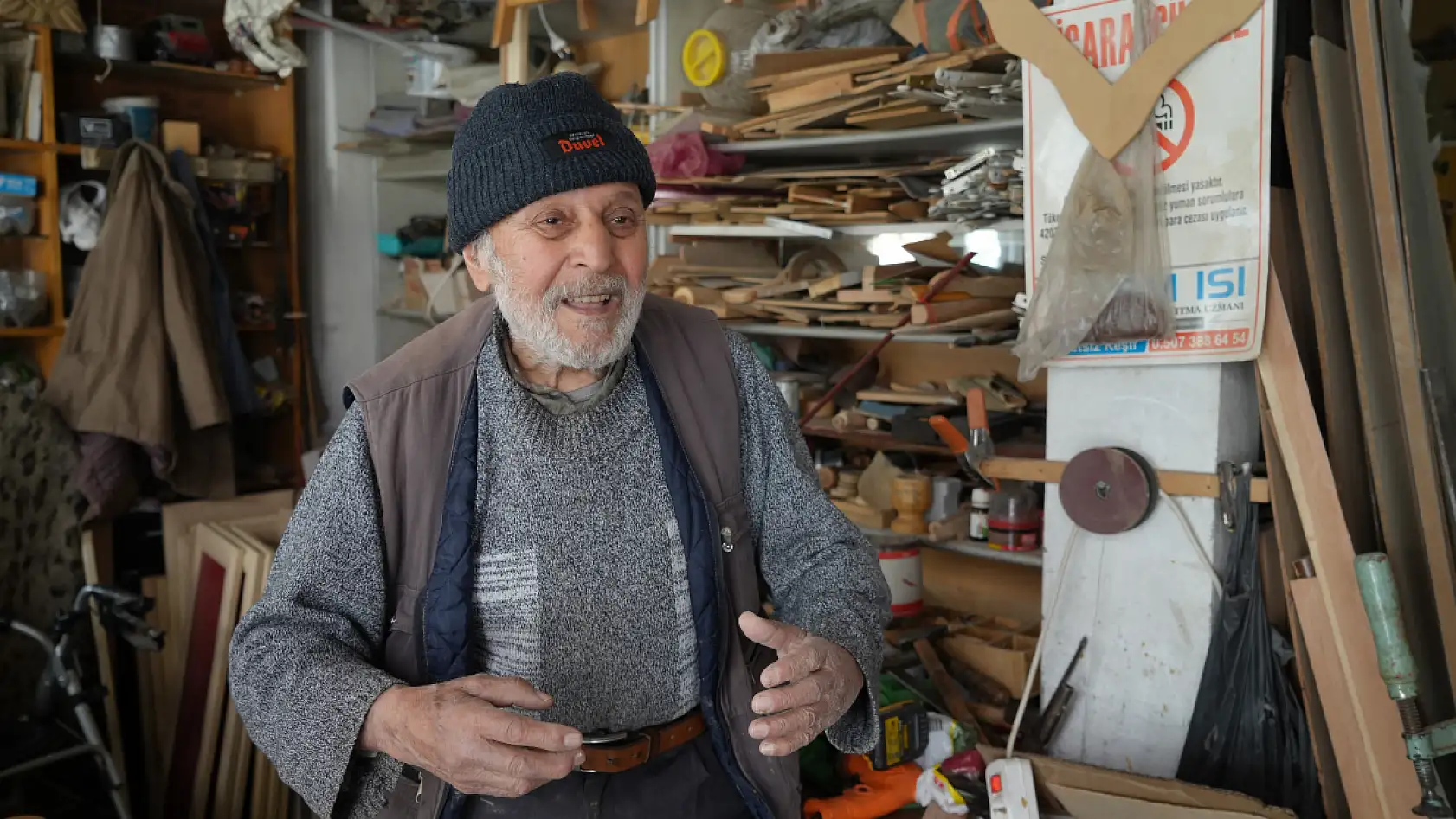 Mesleğine olan aşkıyla 87 yaşında tahtaya şekil veriyor