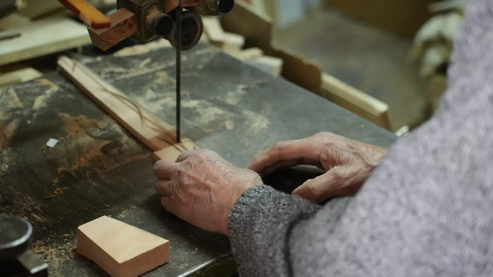 Mesleğine olan aşkıyla 87 yaşında tahtaya şekil veriyor
