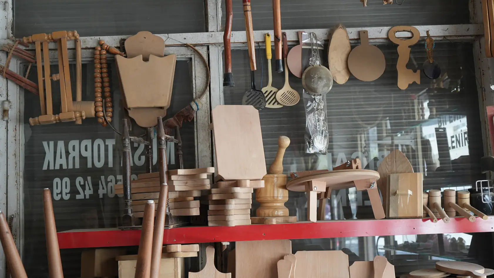 Mesleğine olan aşkıyla 87 yaşında tahtaya şekil veriyor