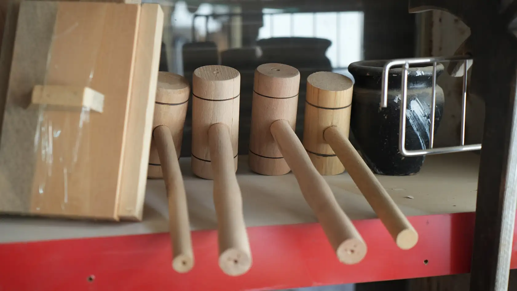 Mesleğine olan aşkıyla 87 yaşında tahtaya şekil veriyor