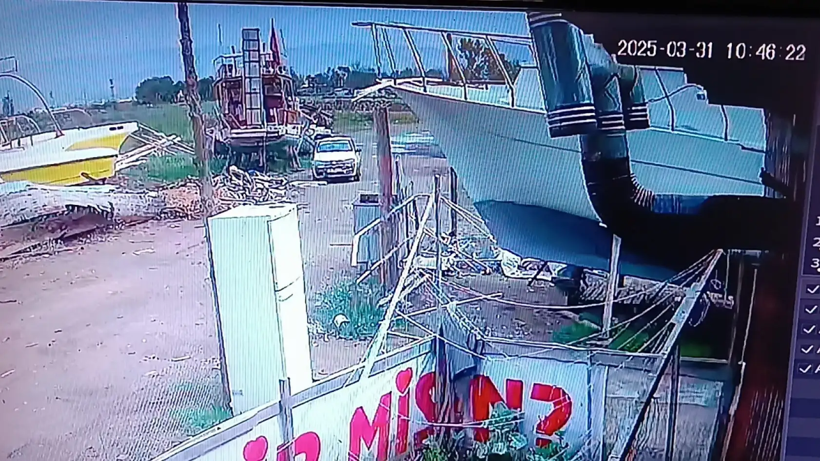 Tur teknesinin pervanesini spiral makinesiyle keserek çaldı