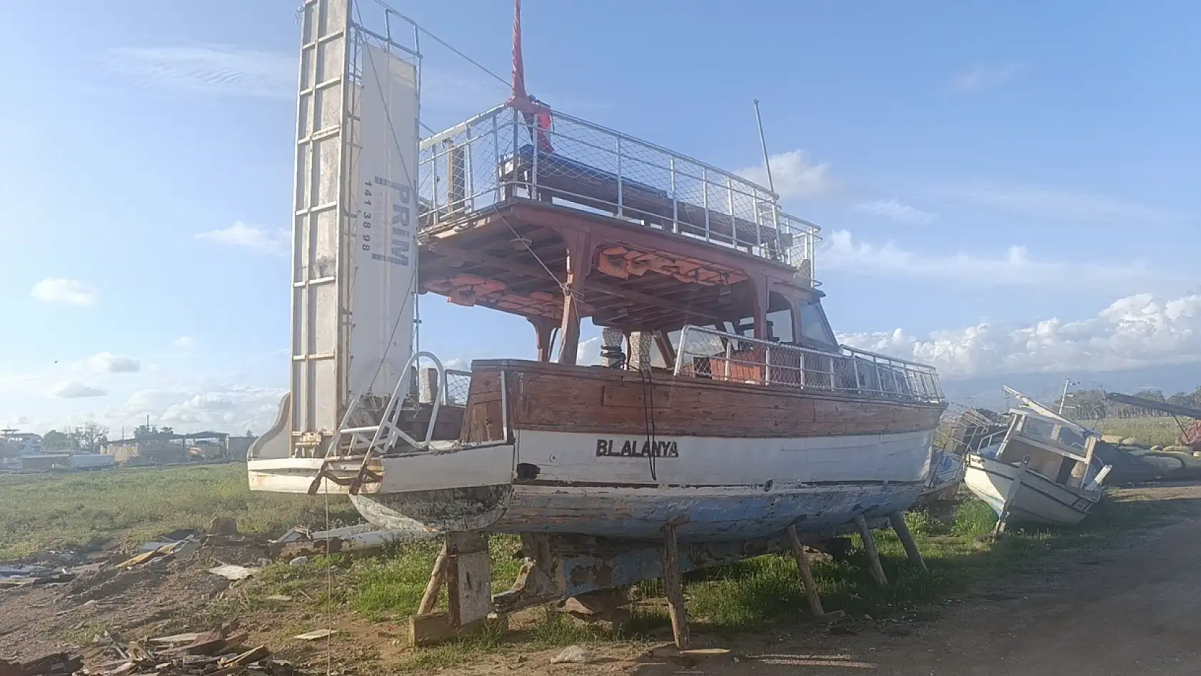 Tur teknesinin pervanesini spiral makinesiyle keserek çaldı