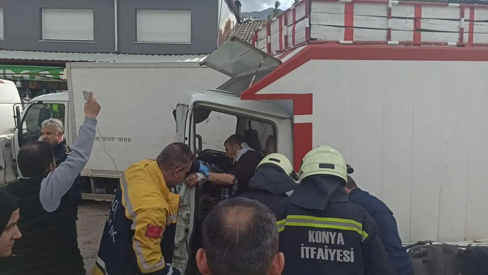 Nöbet geçirince park halindeki araçlara çarptı: Sürücü hayatını kaybetti