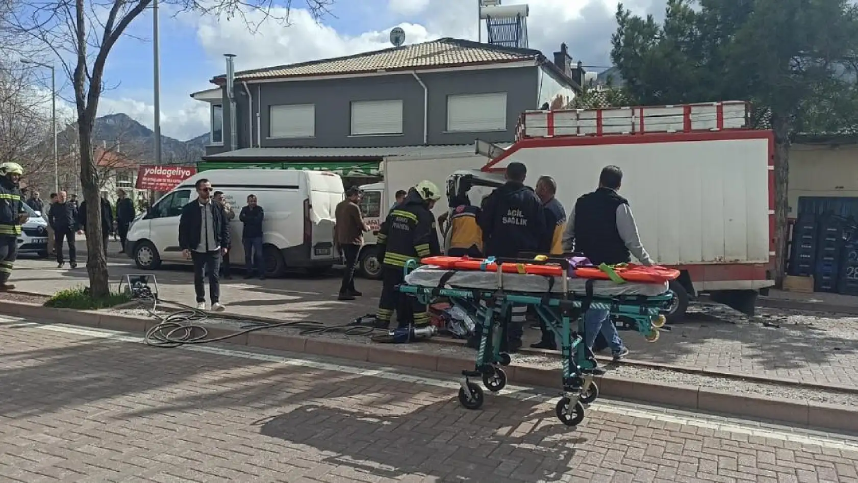 Nöbet geçirince park halindeki araçlara çarptı: Sürücü hayatını kaybetti