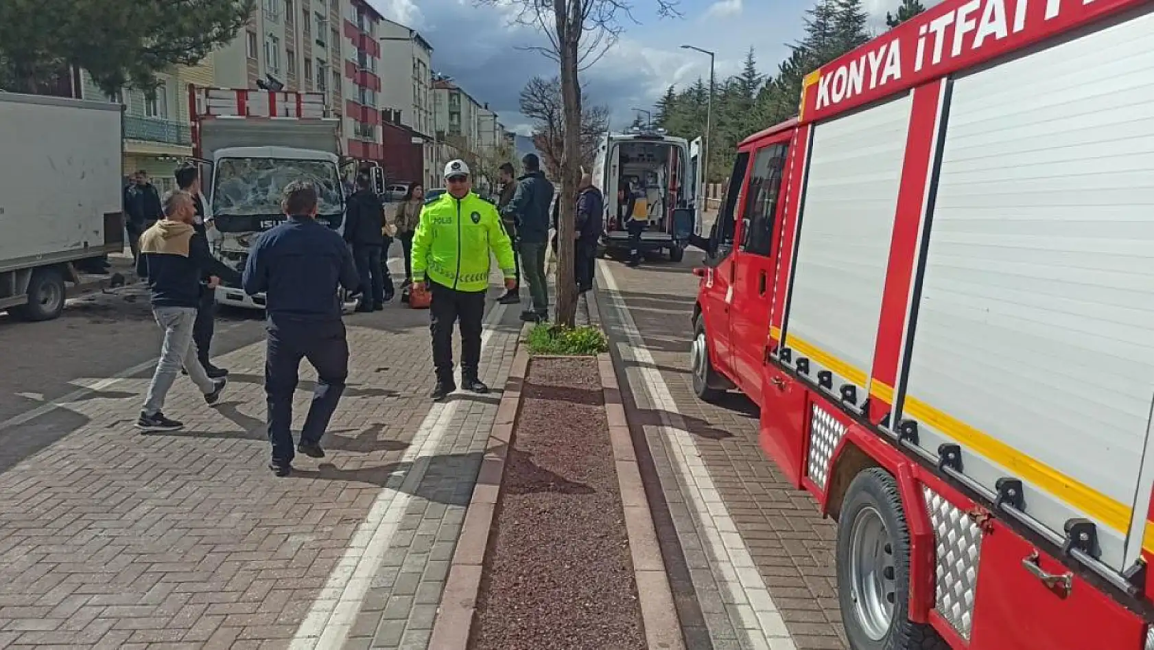 Nöbet geçirince park halindeki araçlara çarptı: Sürücü hayatını kaybetti