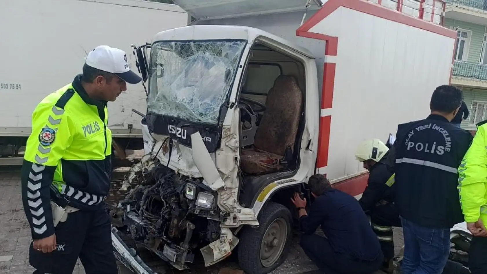 Nöbet geçirince park halindeki araçlara çarptı: Sürücü hayatını kaybetti