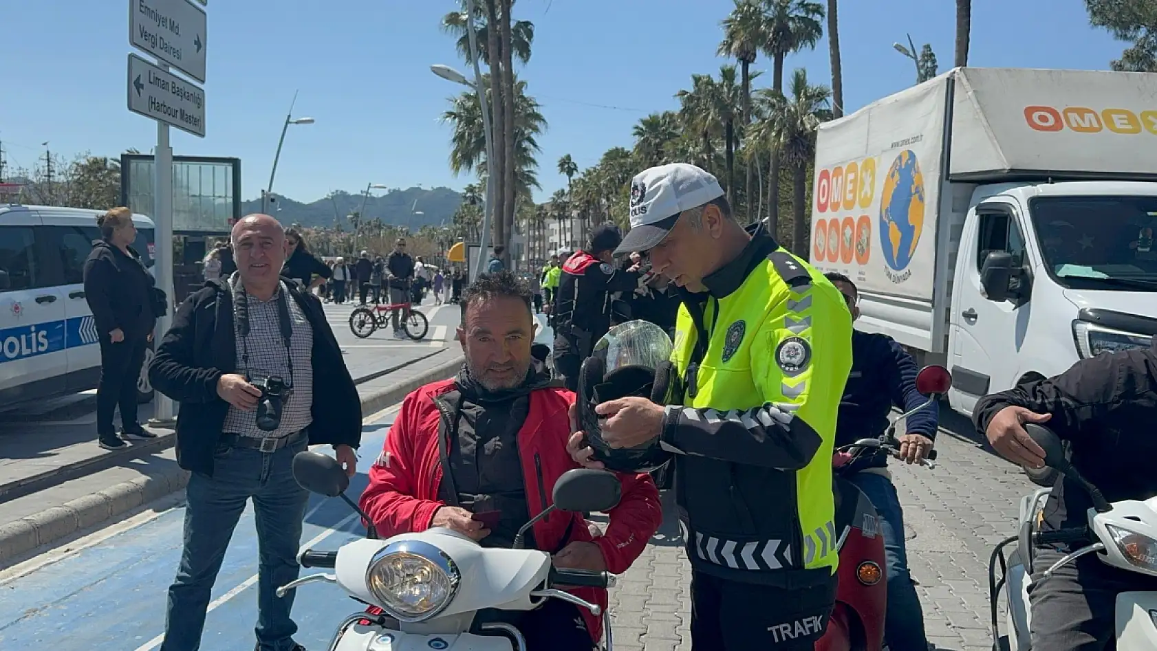 Önce ceza kestiler, sonra kask hediye ettiler