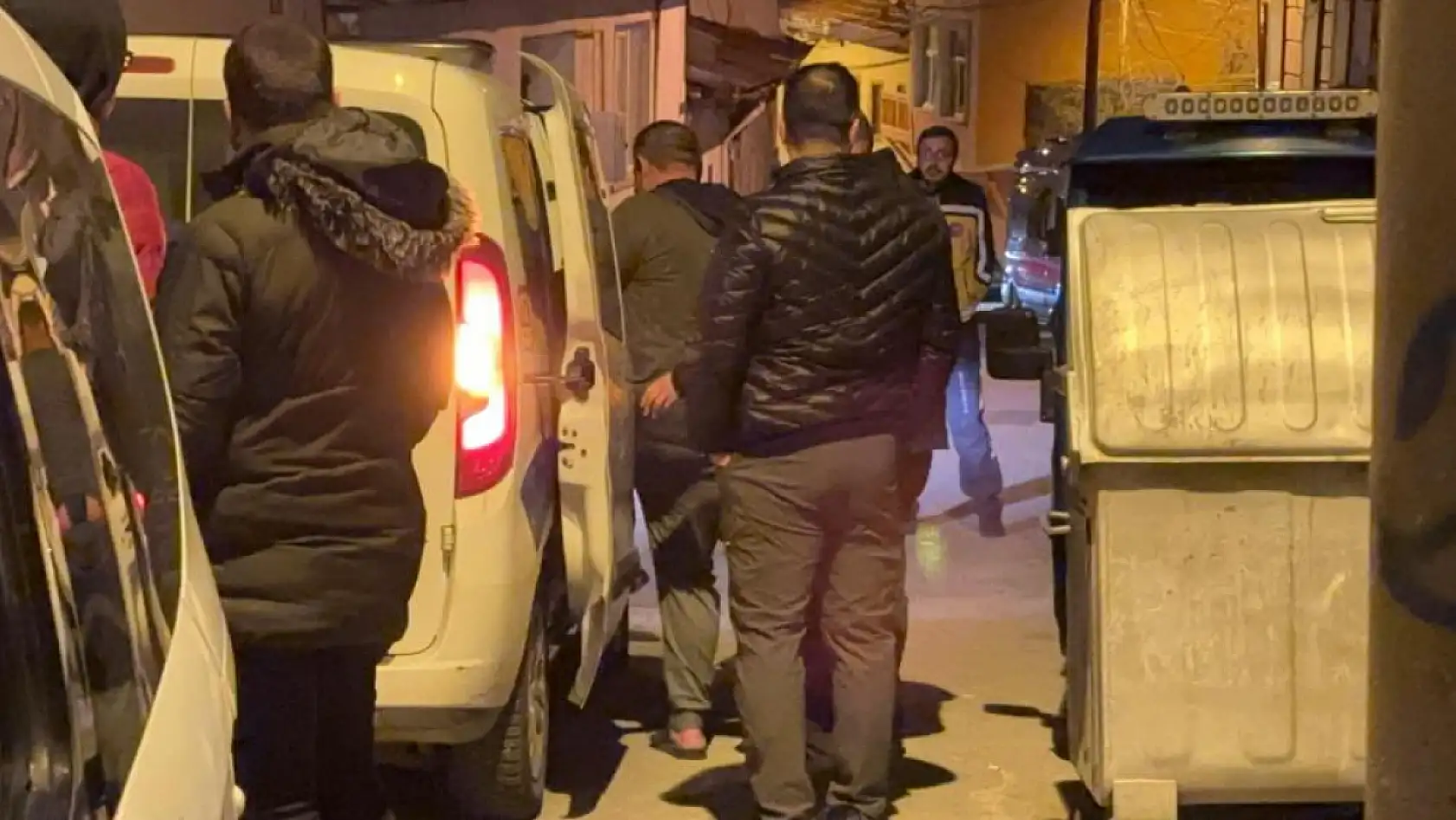 Ailesi ile tartışıp elinde tüfekle sokakta havaya ateş açan alkollü şahıs polise ecel teri döktürdü