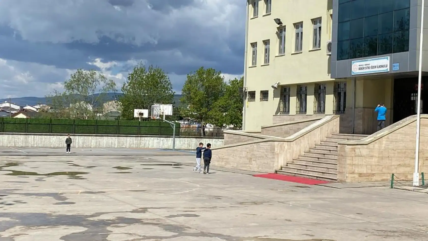 8 yaşındaki İrem hayatını kaybetti: Endişelenen veliler çocuklarını okula göndermedi