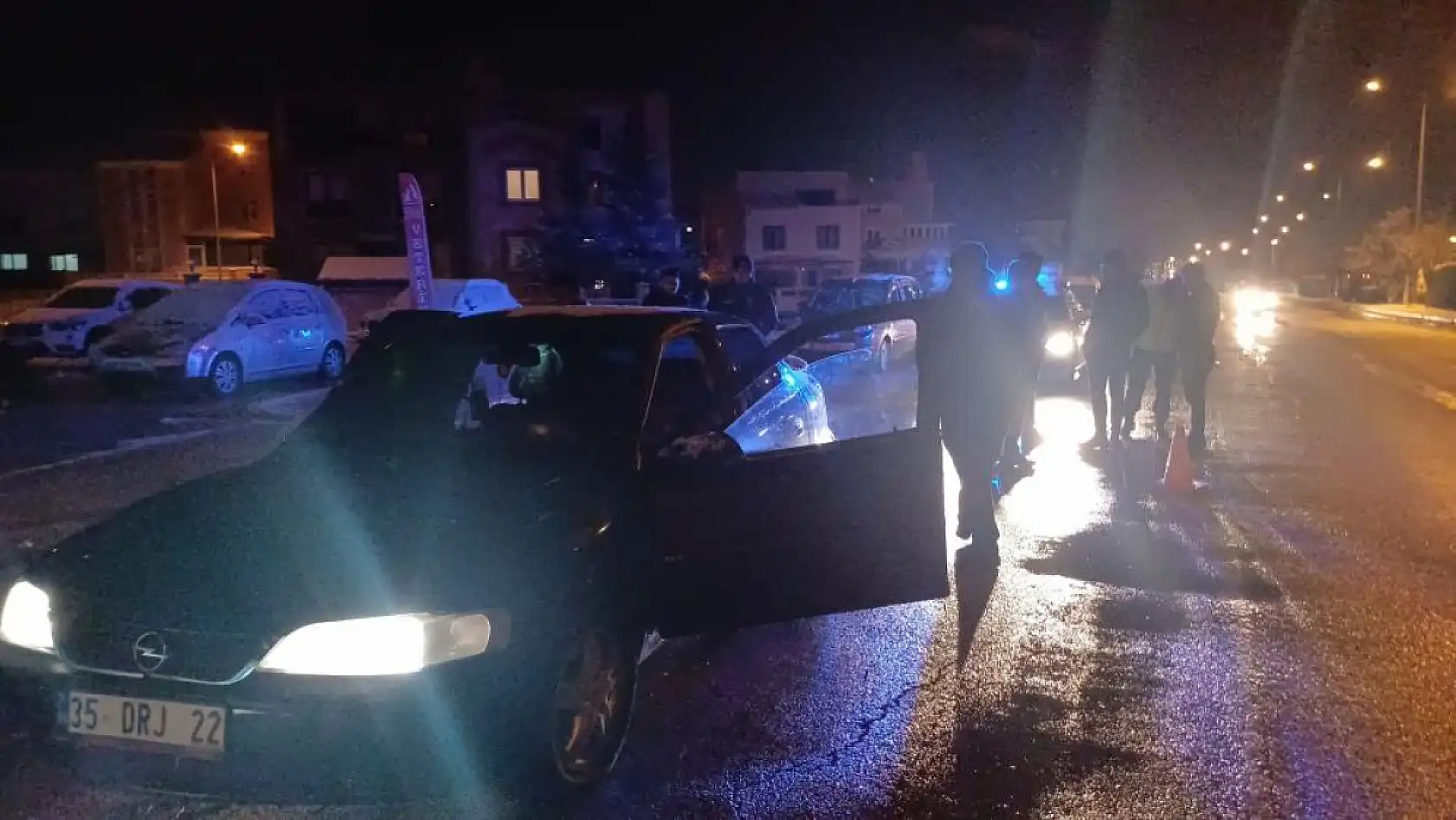 20 yaşındaki genç park halindeki otomobilde silahla vurulmuş halde bulundu