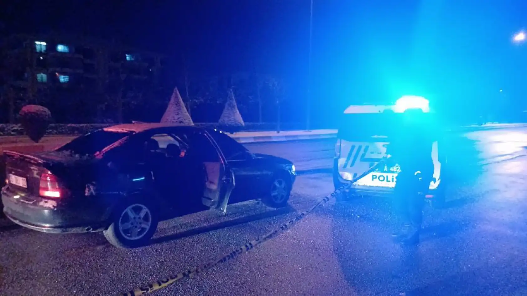 20 yaşındaki genç park halindeki otomobilde silahla vurulmuş halde bulundu