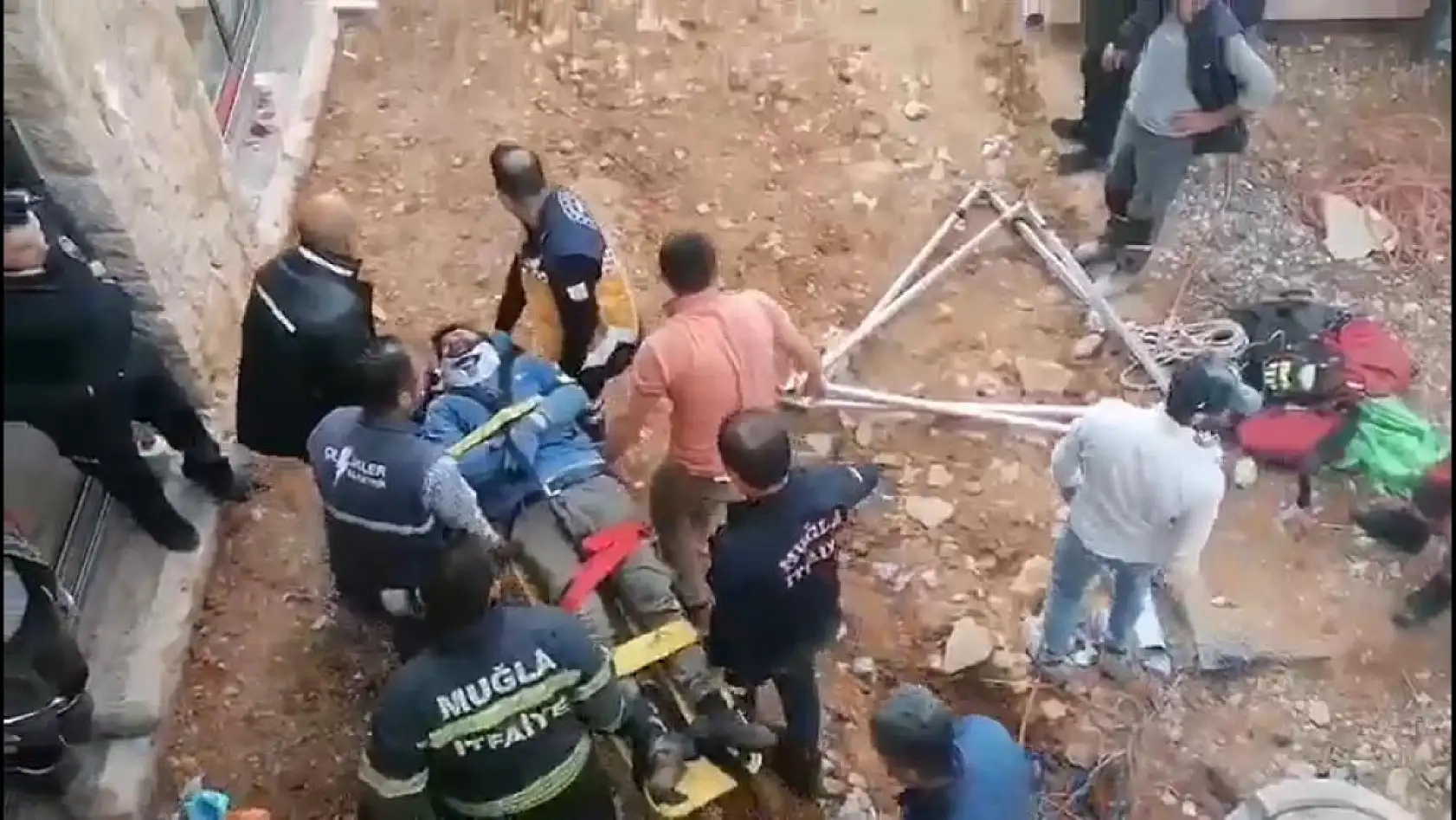 Bodrum'da nefes kesen kurtarma! Beton büzden sağ çıktı