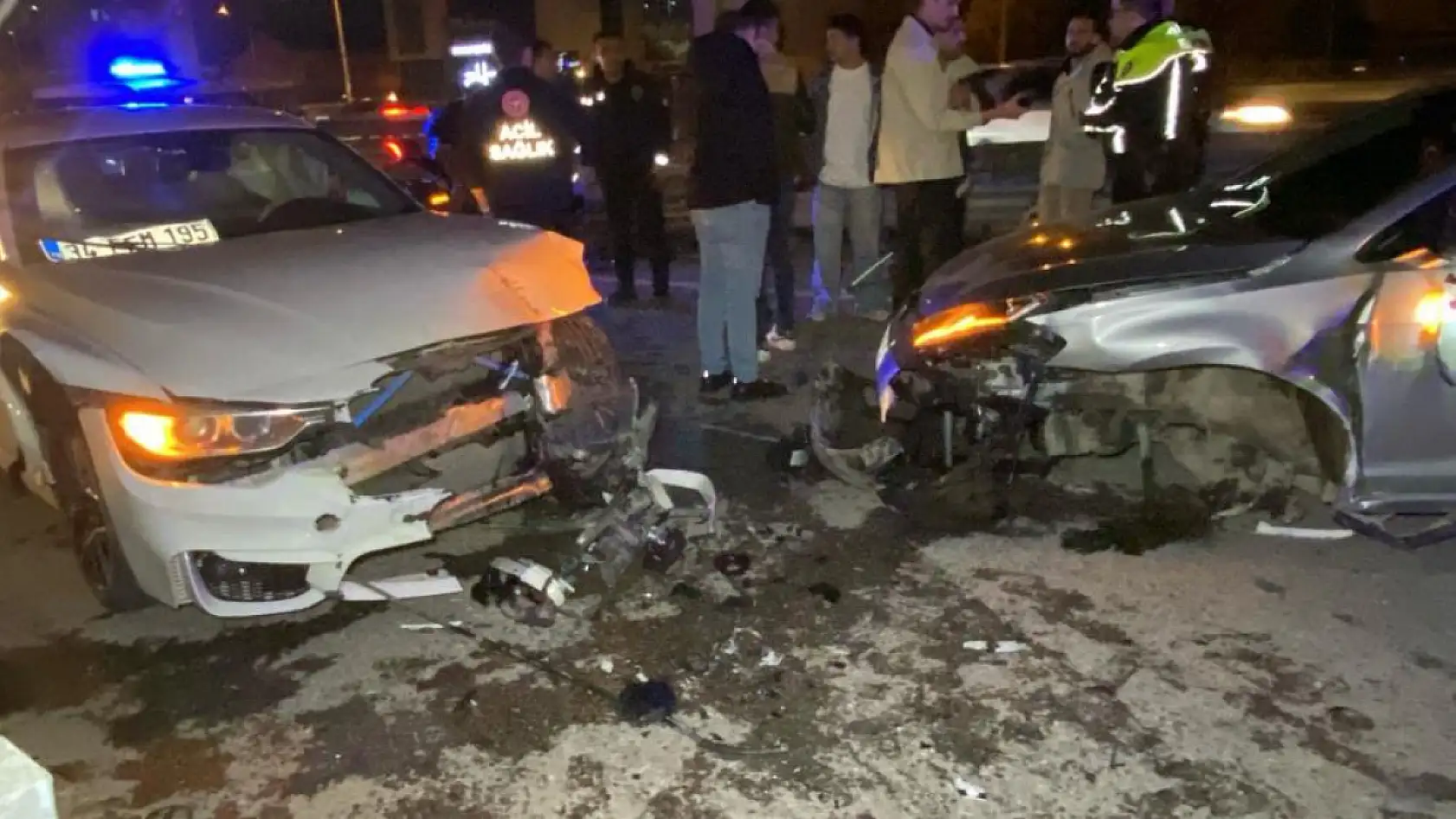 Trafik kazası: İki araç da hurdaya döndü, sürücüler yara almadan kurtuldu